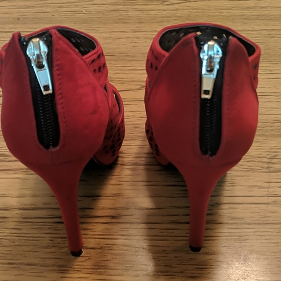 Shoes - Picture 3 of 4